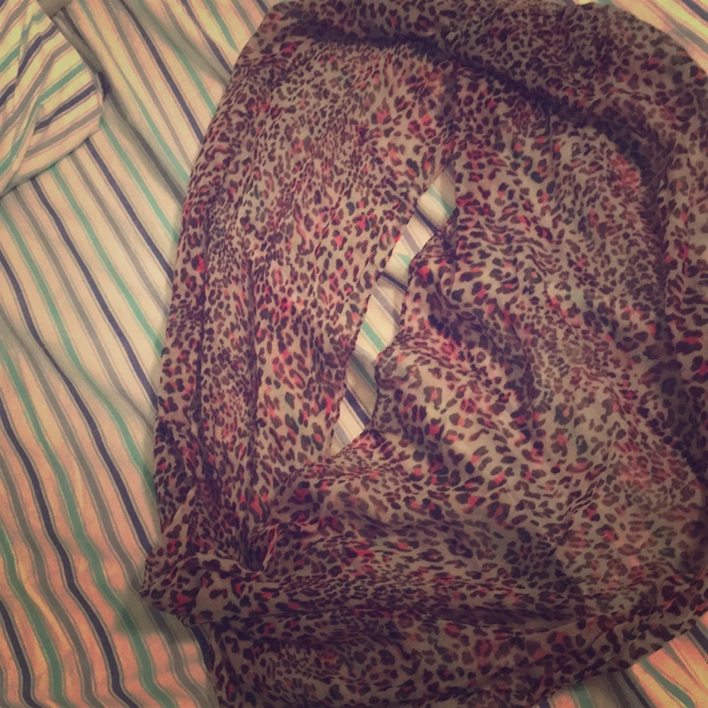 I am selling a scarf.